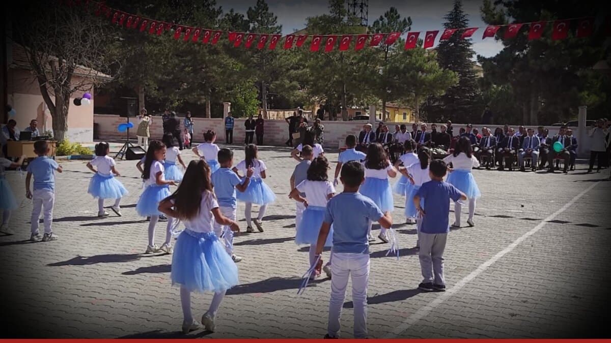 4. sınıflar 1. sınıflara 'hoşgeldin çiçeği' verdi