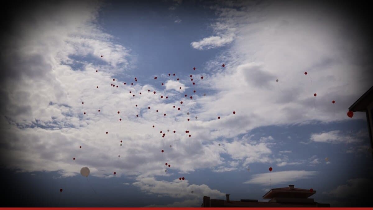 Kırmızı ve beyaz balonlar Karaman semasına barış dileğiyle bırakıldı