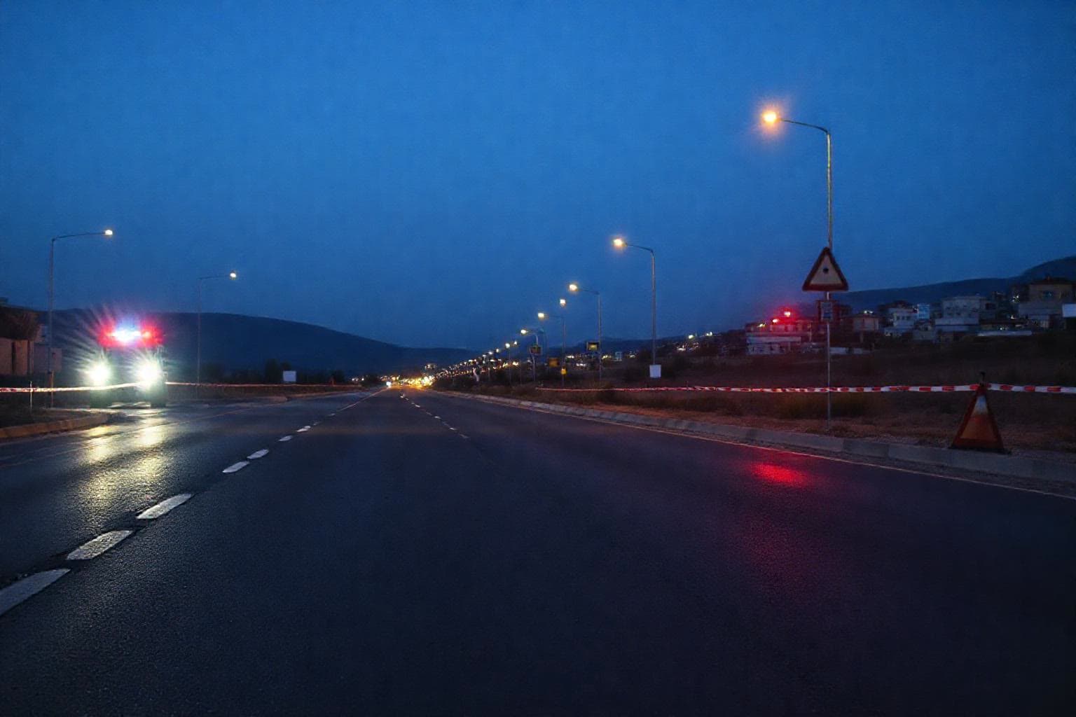Üniversite yolu üzerinde otomobil aydınlatma direğine çarptı