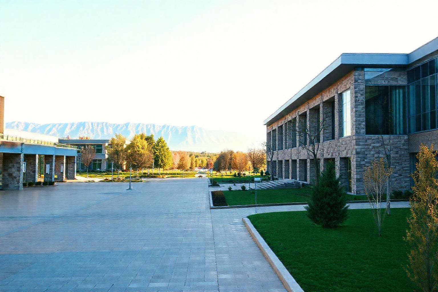 Karamanoğlu Mehmetbey Üniversitesi yerleşkesi, binalar ve yeşil alan genel görünümü.