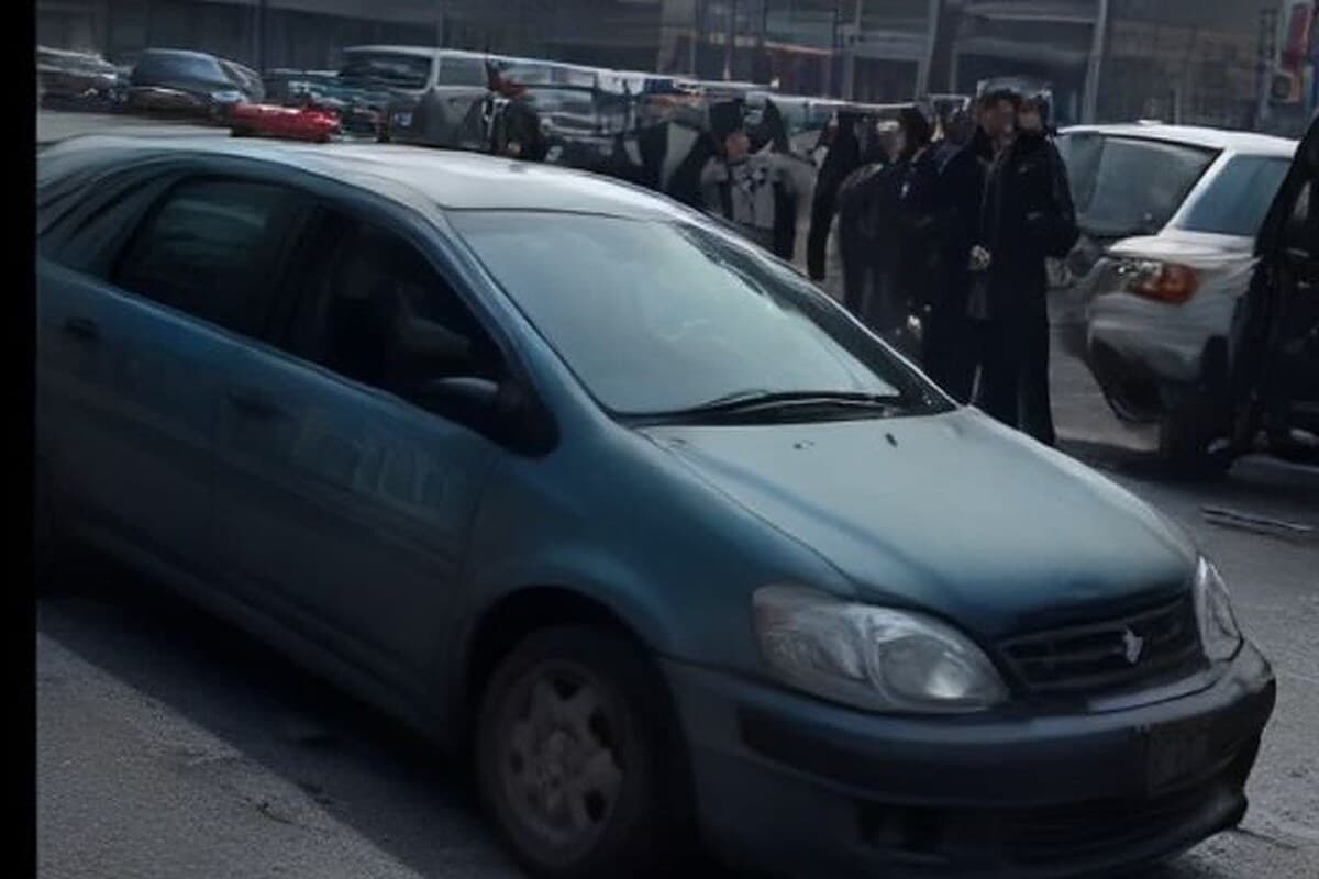 Karaman'da otomobil, kavşakta bekleyen polis motosikletine çarptı