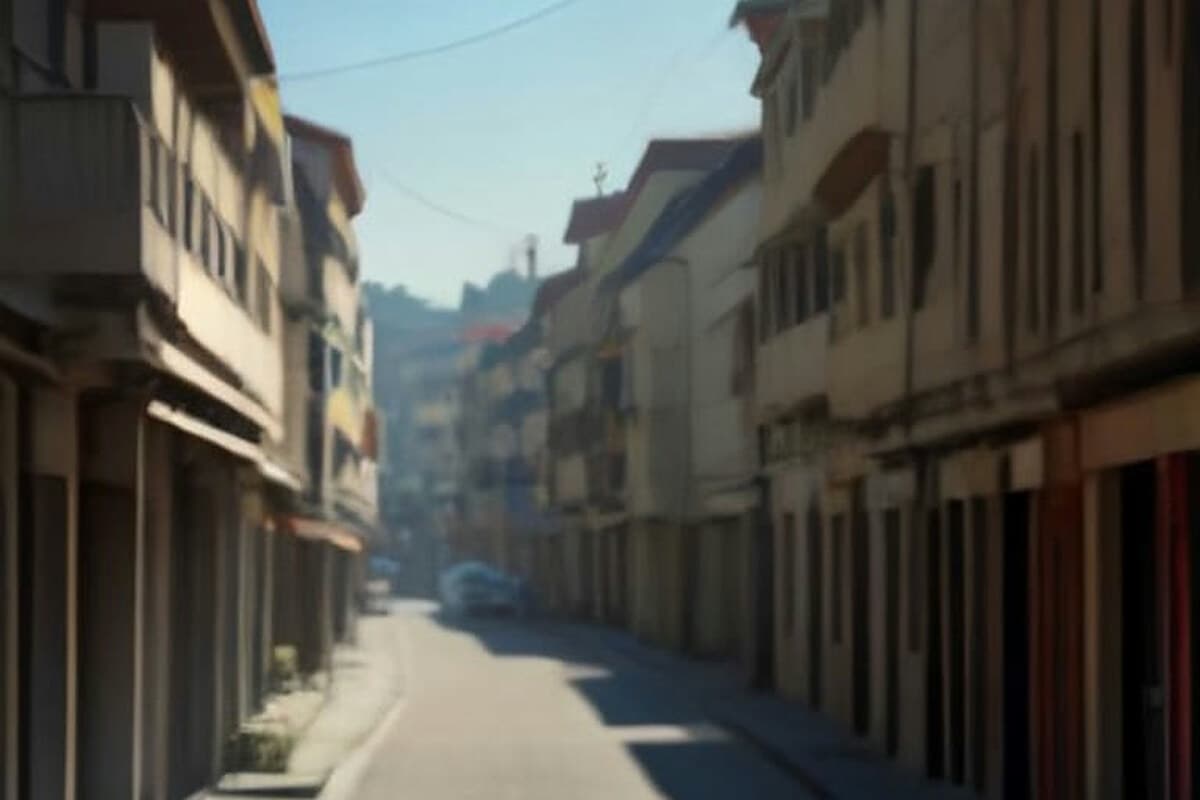 Boş Fevzi Paşa Caddesi üzerinde yoldaki kaldırım kenarında devrilmiş bir elektrikli bisiklet ve yana çekilmiş bir hafif ticari araç, çevrede insan yok ve plaka görünmüyor.