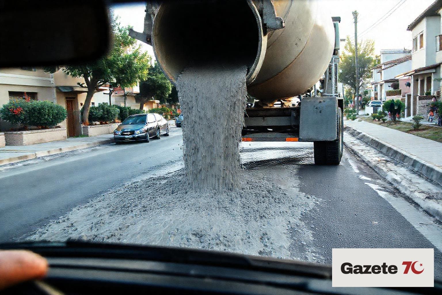 Samandağ'da beton mikseri arkasından taze beton döktü